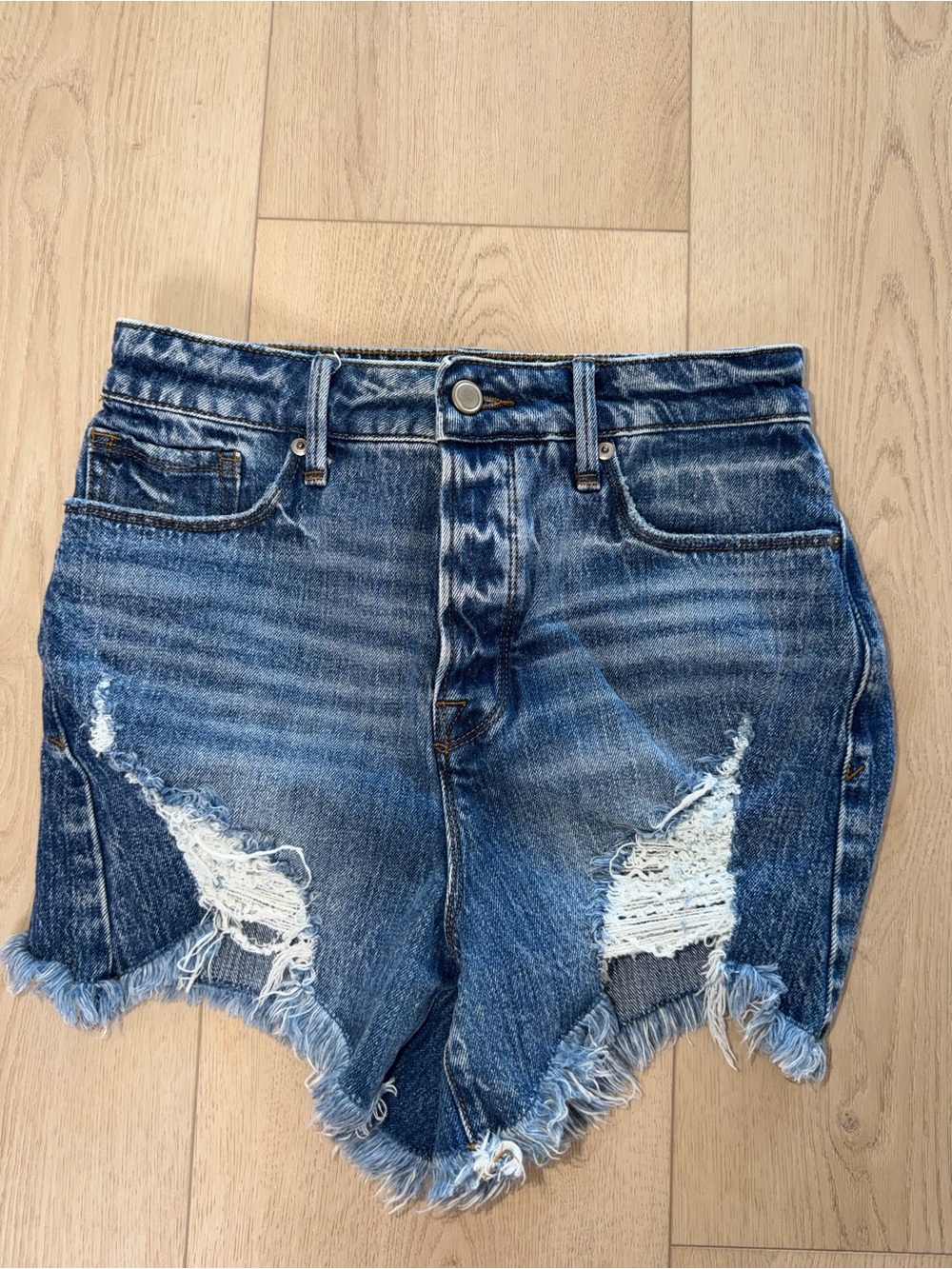 Good American Bombshell Distressed Denim Shorts Size 2/26